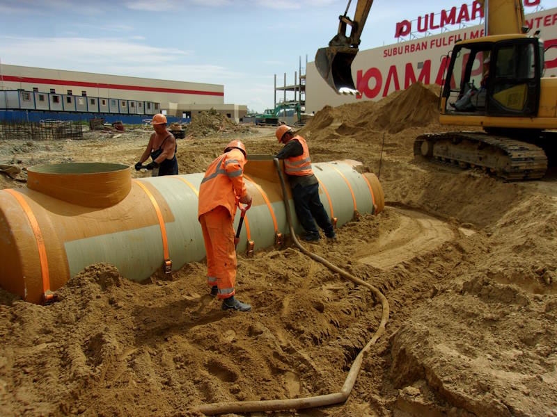 Компания «Флайт-Спб» ведет строительство водопроводного ввода, кольцевой сети и двух напорных линий канализации. На фото: объект «Юлмарт» (Муринская дорога, участок 1). Источник: http://flaitspb.ru/